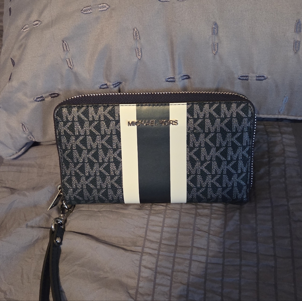 Michael Kors Large Navy Zip Wallet With Strap